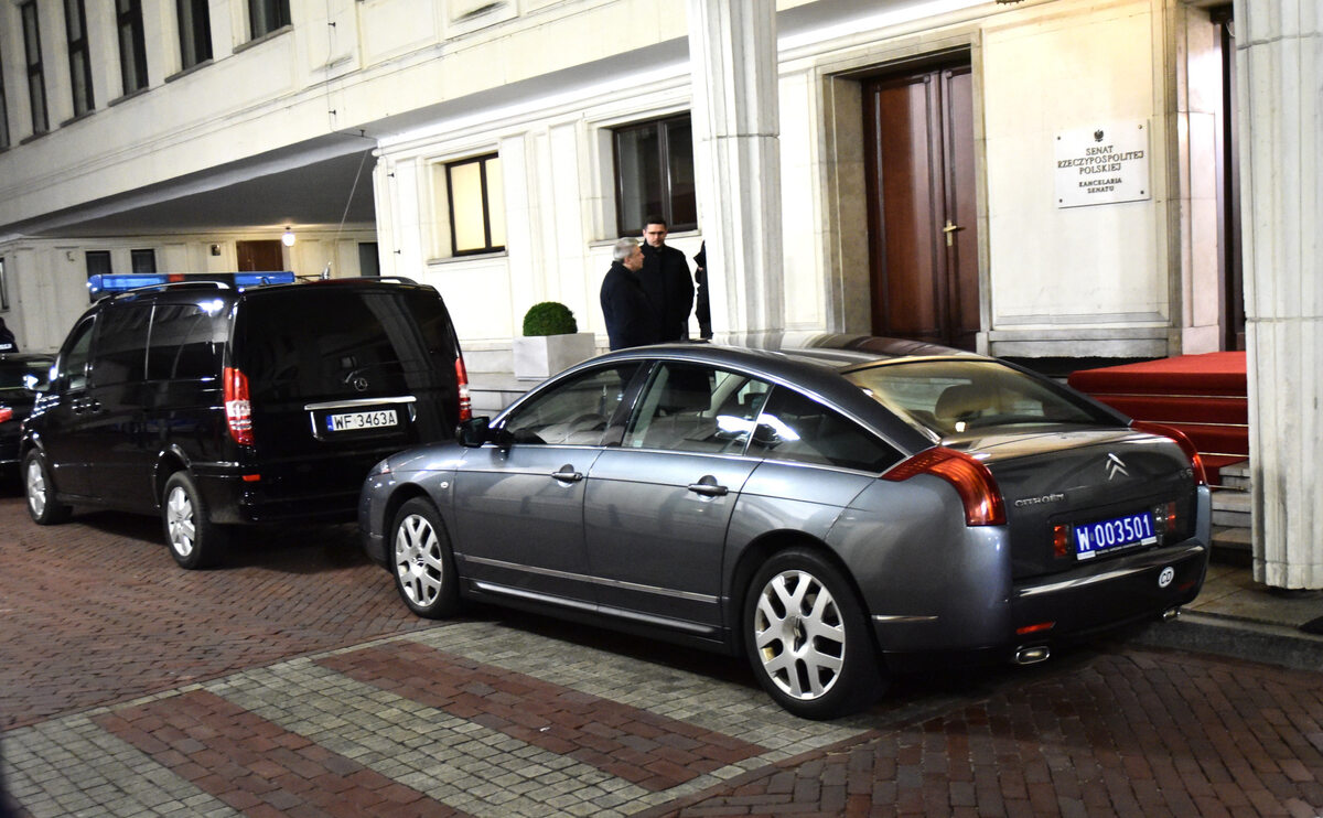 Citroen C6, którym odjechał z Pałacu Prezydenckiego Emmanuel Macron 
