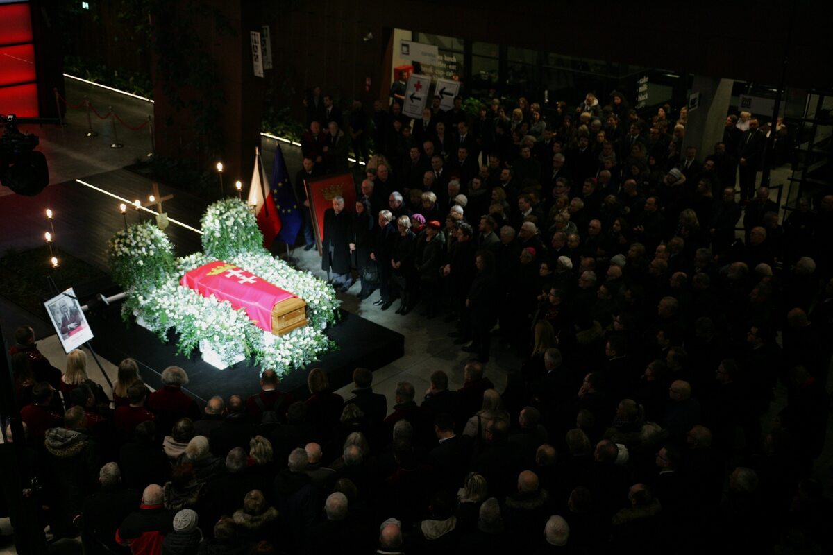 Przed uroczystościami trumnę z ciałem wystawiono w Europejskim Centrum Solidarności w Gdańsku 