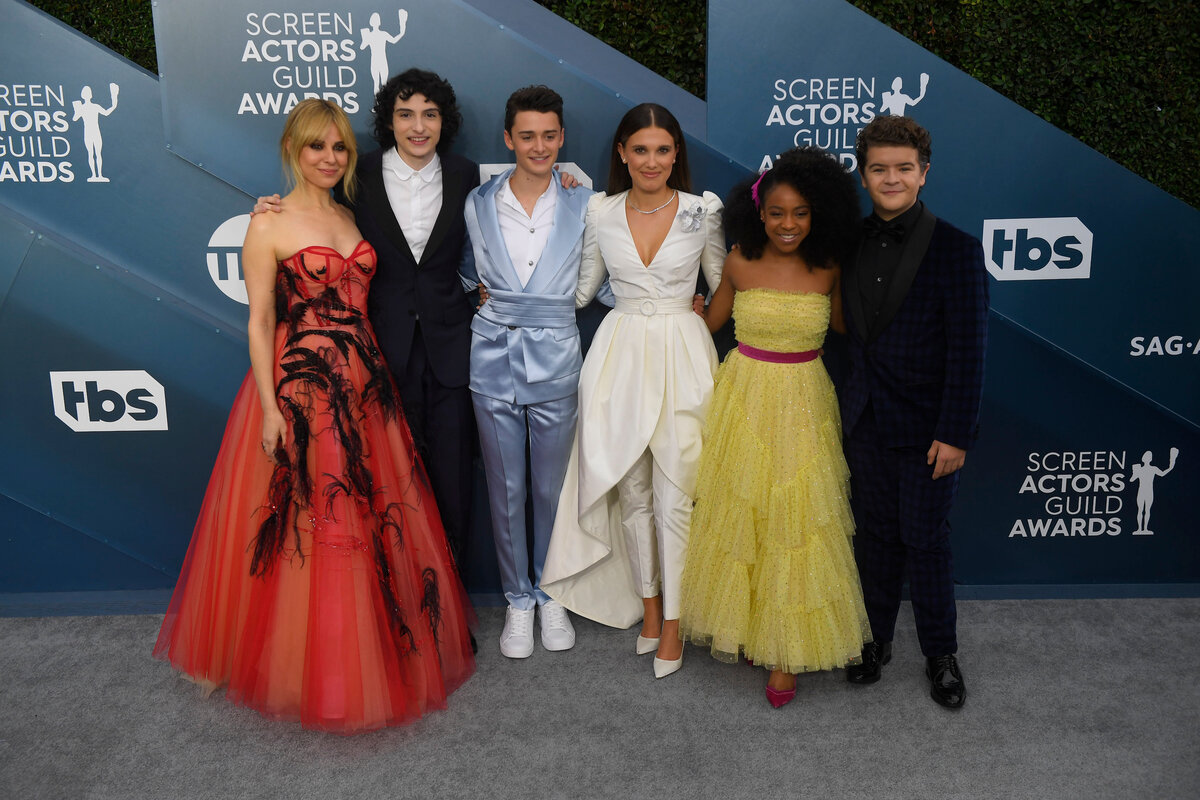 Cara Buono, Finn Wolfhard, Noah Schnapp, Millie Bobby Brown, Priah Ferguson i Gaten Matarazzo 