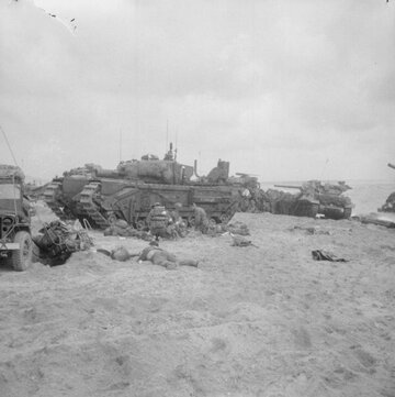 AVRE na&nbsp;plaży (fot. J. Mapham, ze&nbsp;zbior&oacute;w Imperial War Museum)