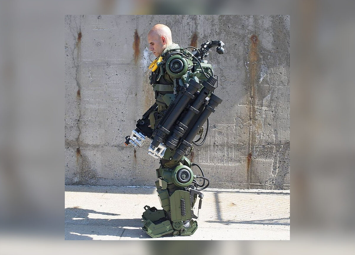 Peter Kokis w stroju robota 