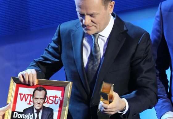 Premier Donald Tusk zadedykował otrzymaną od tygodnika "Wprost" nagrodę wszystkim Polakom (fot. Radek Pietruszka/PAP)