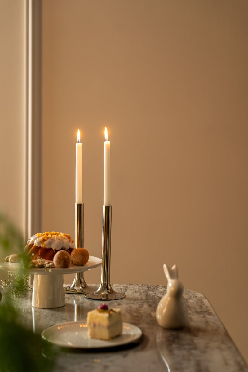 Naturalne materiały, ciepłe kolory i&nbsp;swobodne detale tworzą wielkanocną aranżację bez presji &ndash; stylową, przytulną i&nbsp;bliską naturze