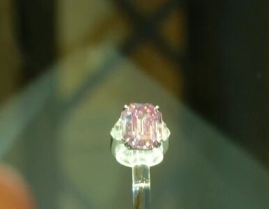 Miniatura: Różowy diament sprzedany za ponad 50...