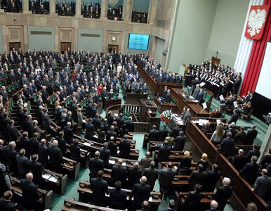 Miniatura: Nowy sondaż. PiS wygrywa, do Sejmu wchodzi...