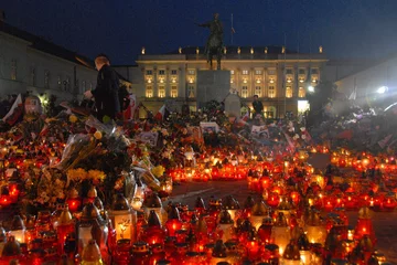 Znicze i kwiaty przed Pałacem Prezydenckim, 13 kwietnia 2010 roku 