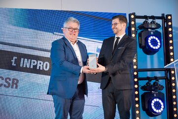 Rafał Izdebski (z lewej) oraz&nbsp;wręczający nagrodę Konrad Płochocki, Polski Związek Firm Deweloperskich