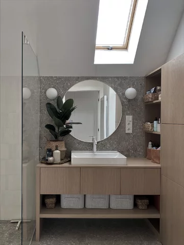 Jasne mieszkanie w Kołobrzegu zaprojektowane przez Studio Projektive 