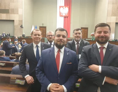 Miniatura: Posłowie Konfederacji bez masek na...