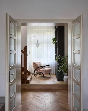 Renowacja willi z lat 30. w Pradze. Projekt Atelier Hajný 