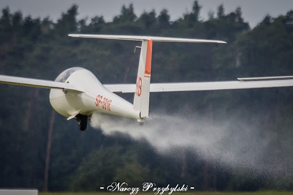 Szybowiec LS - 6 na dolocie do lotniska, pilot Piotr Jarysz, klasa 15 metrowa, Ostrów Glide 