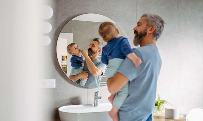 Ojciec myjący małemu dziecku zęby