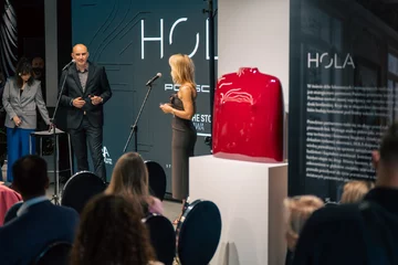 Jubileusz 21-lecia HOLA Design był okazją do spotkania przedstawicieli świata architektury, designu, sztuki i rynku nieruchomości. Wieczór zainaugurował nowy cykl wydarzeń poświęconych współczesnej architekturze, wzornictwu i stylowi życia 