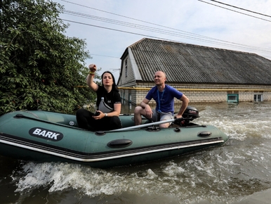 Rosjanie plądrują domy uciekających przed powodzią. „Zabierali wszystko”