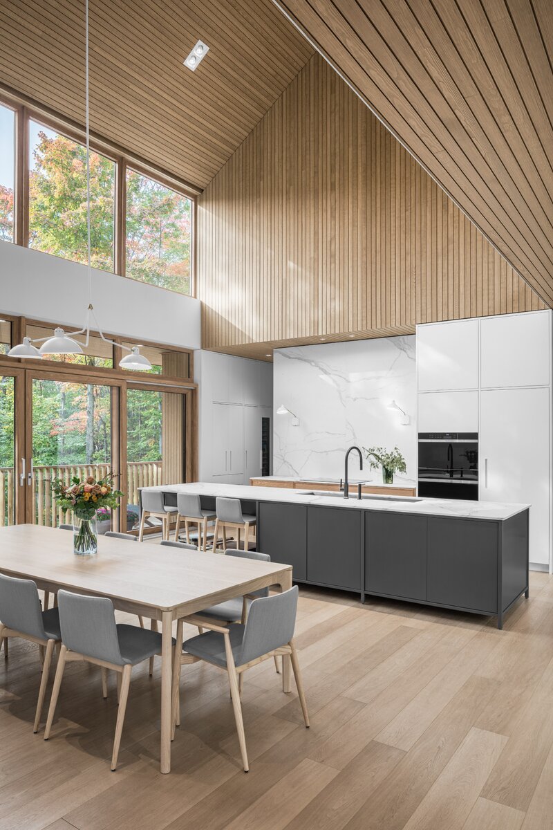 Drewniany dom w górach, projekt Thellend Fortin Architectes