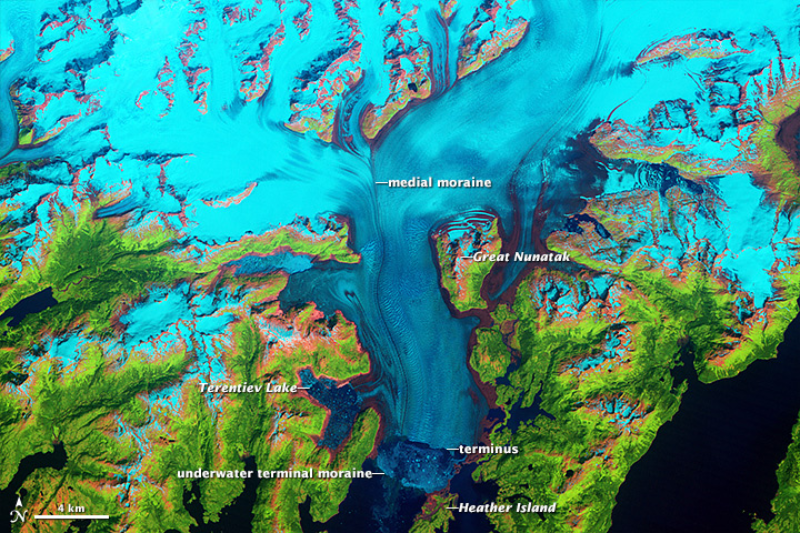 Odwrót lodowca Columbia Naukowcy od dawna badają szybko poruszający się na Alasce lodowiec Columbia. Na zdjęciach widać, jak się on przesuwa.