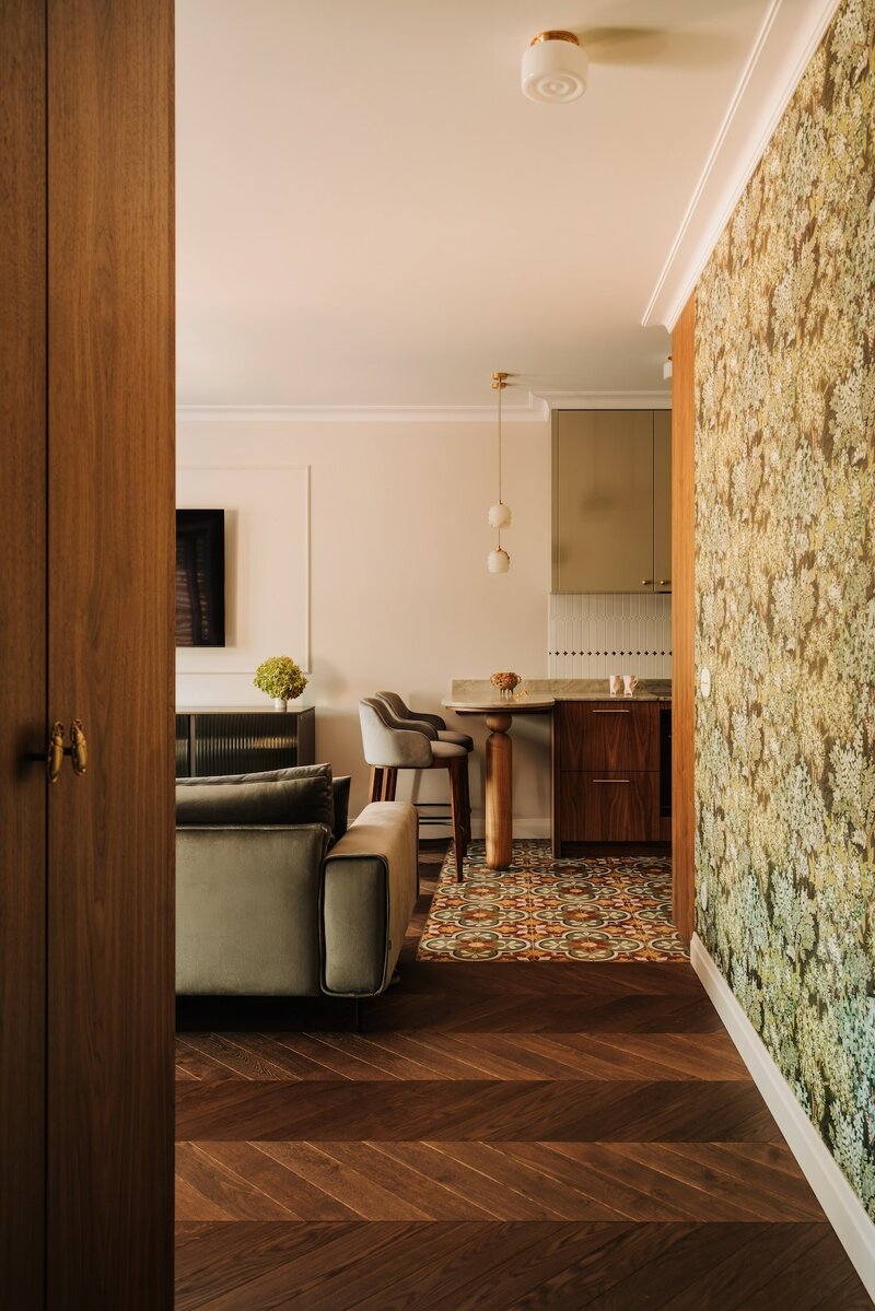 Płynne przejście między kuchnią a&nbsp;salonem podkreśla trend otwartych, ciepłych wnętrz, w&nbsp;kt&oacute;rych funkcje przenikają się bez wyraźnych granic