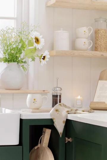 Boazeria angielska w modnym połączeniu bieli z zielenią Sophie Allport, boazeria angielska