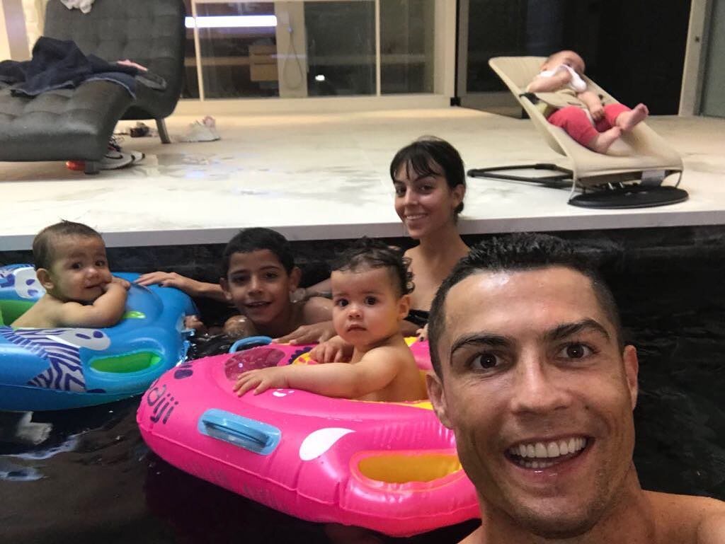 Cristiano Ronaldo z narzeczoną Georginą i dziećmi 