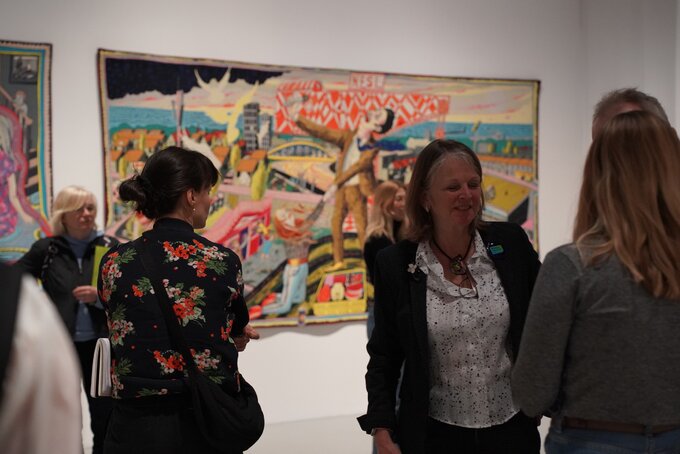 W tle gobelin Graysona Perry'ego© / The Artist. Gift of the artist and Victoria Miro Gallery with the support of Channel 4 Television, the Art Fund and Sfumato Foundation, with additional support from AlixPartners