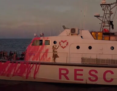 Miniatura: Banksy kupił łódź, zebrał na pokład...
