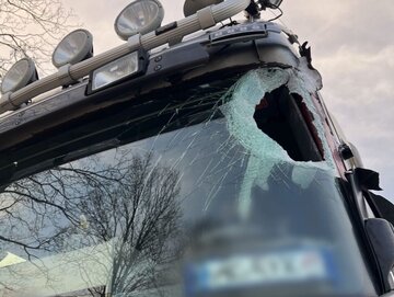 Tafla lodu uszkodziła samoch&oacute;d i&nbsp;raniła kierowcę