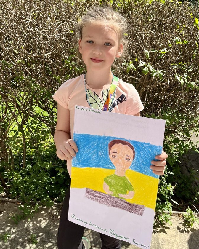 Córka Walentyny z obrazkiem przedstawiającym prezydenta Ukrainy 