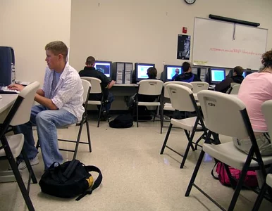 Miniatura: Collegium Futurum - pierwsza jaskółka...