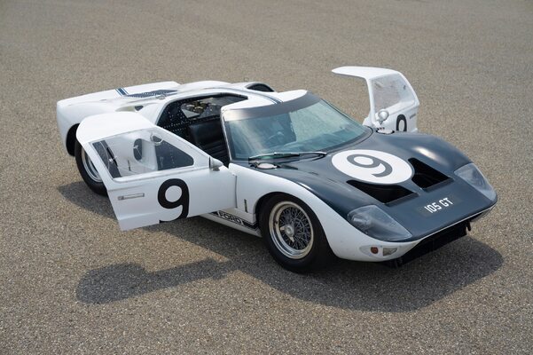 Miniatura: Ford GT Heritage Edition