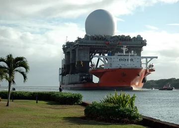 MV Blue Marlin załadowany wojskowym radarem (wspomaga wykrywanie i śledzenie pocisków i głowic balistycznych) wpływa do Pearl Harbor