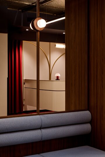Projekt wnętrz B&B HOTEL Wrocław Old Town autorstwa AKA Studio nawiązuje do modernistycznej architektury budynku i estetyki Art Déco, reinterpretując historyczne detale we współczesny sposób 