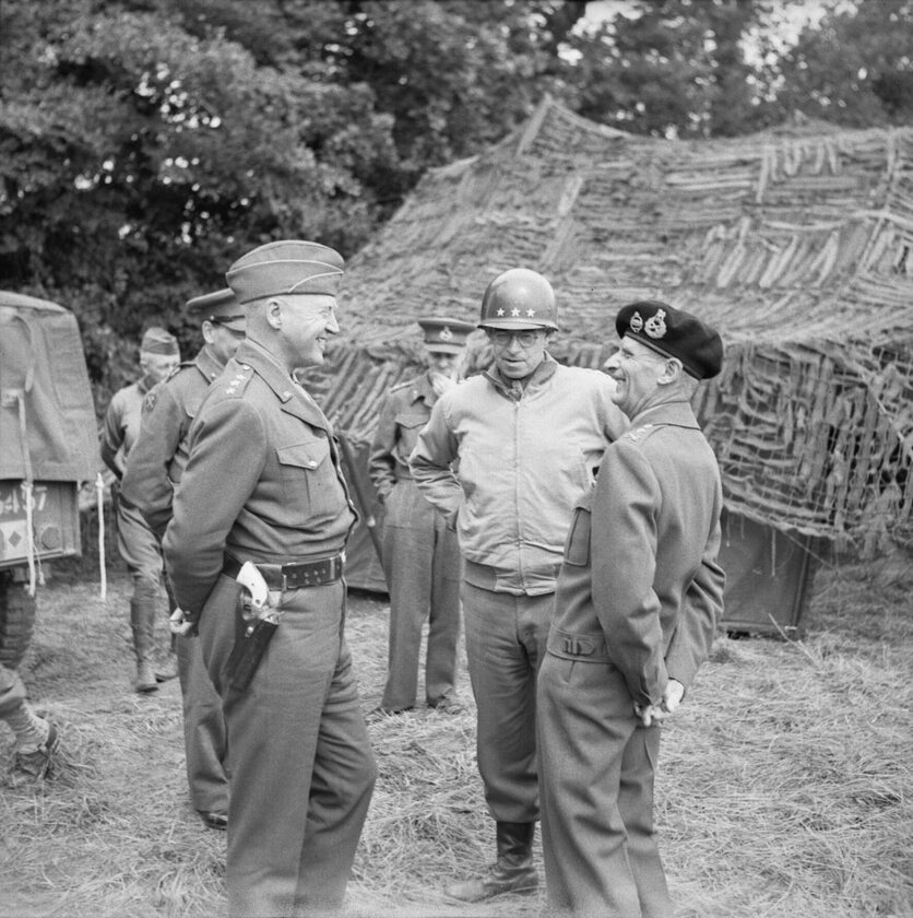 Pogawędka generalicji. George Patton, Omar Bradley i Bernard Law Montgomery (7 lipca 1944). 