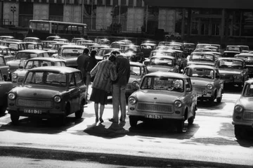 Harald Hauswald. Berlin, Marx-Engels-Platz (obecnie pl. Zamkowy) przed MSZ NRD, 1984 cykl Codzienność  (mat. pras.)