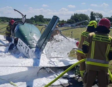 Miniatura: Awionetka z impetem uderzyła w ogrodzenie...