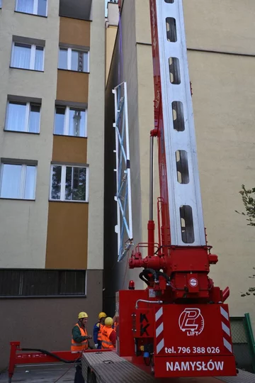 Rozpoczął się montaż metalowego szkieletu najwęższego domu świata (fot. PAP/Rafał Guz )