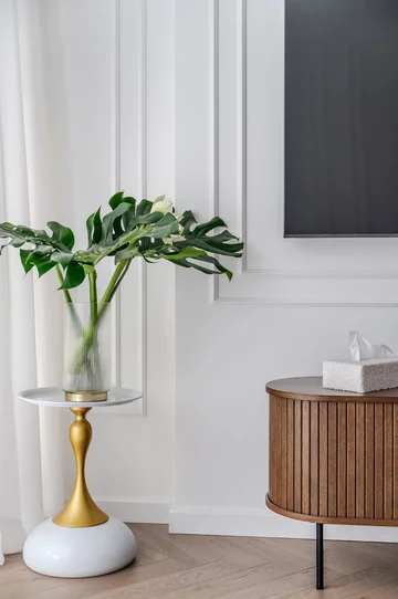 Mieszkanie z elementami w kolorze bordo, projekt Deer Design 