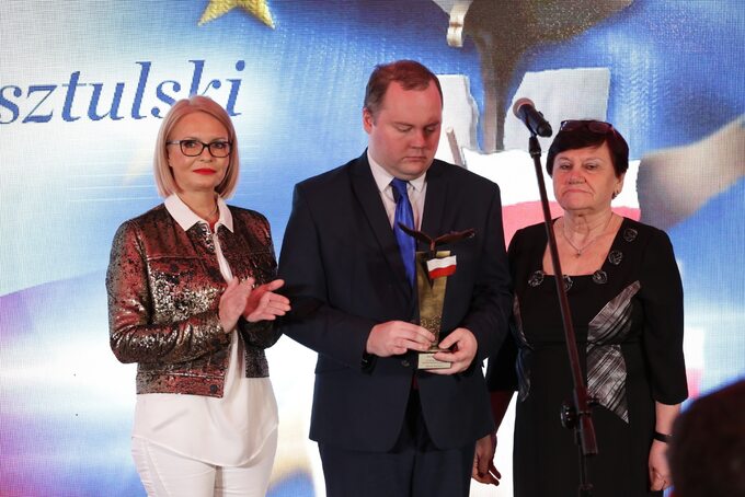 dr Maciej Oksztulski wraz z mamą oraz Marzena Zielińska Prezes Capital Point