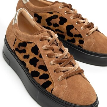 Zamszowe sneakersy z&nbsp;printem panterki