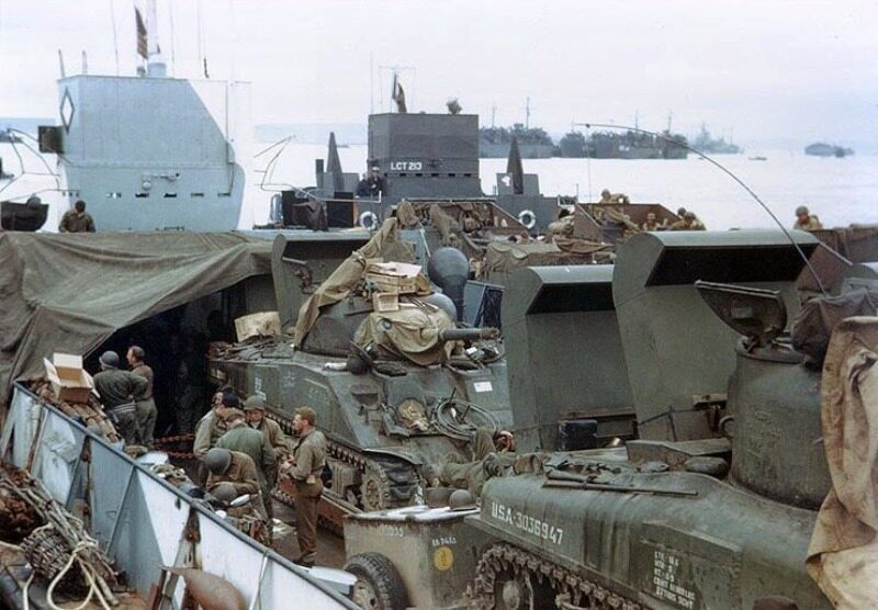 Czołgi M4 Sherman przygotowywane do transportu. Ich użycie już w pierwszym okresie po rozpoczęciu inwazji będzie nieocenione (koniec maja lub początek czerwca 1944). 
