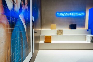 Stoisko Grupa Tubądzin na Salone del Mobile 2026 – immersyjna przestrzeń inspirowana pracownią artysty redefiniuje rolę ceramiki w architekturze 