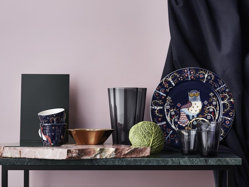 Kolekcja Taika od Iittala przenosi nas w świat baśni i legend, w którym fińskie lasy skrywają duchy, zwierzęta i dziwne stwory z ludowych podań. Zaprojektowana przez Klausa Haapaniemi