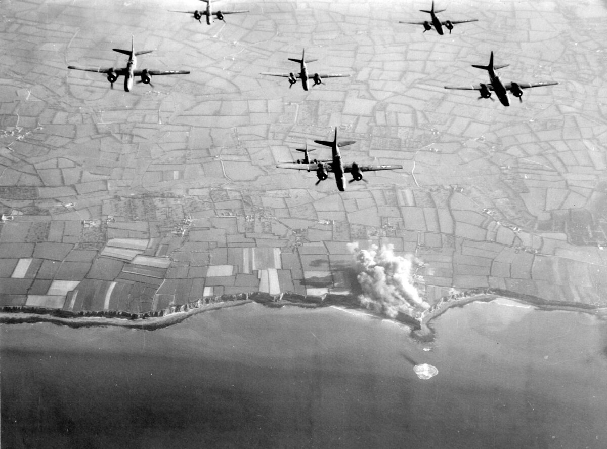 Alianckie bombardowanie Pointe du Hoc przed inwazją. 30-metrowy klif miał niezwykle ważne znaczenie strategiczne. Choć ciężko było go zdobyć, należało tę akcje wykonać, gdyż Niemcy rozmieścili w tym miejscu dalekosiężne działa. 