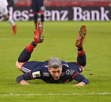 Mem z Robertem Lewandowskim na brzuchu 