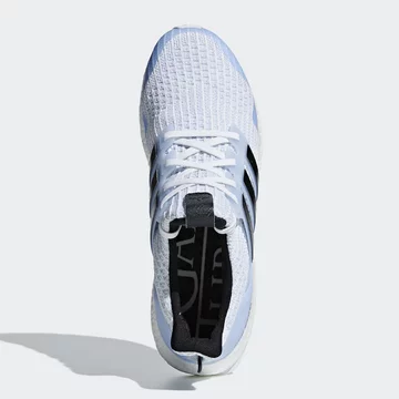 Zbliżenie jednego z butów nowej kolekcji Adidasa inspirowanej grą o tron 