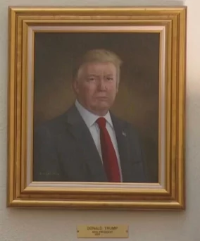 Miniatura: Trump chce usunięcia portretu. Powieszono...