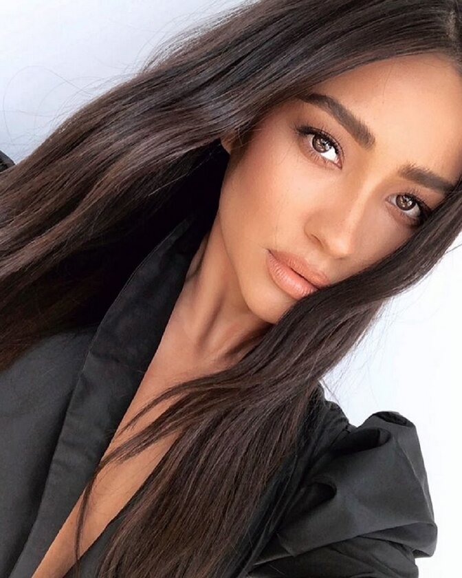 Shay Mitchell 