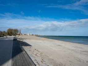 Miniatura: Kuszące uzdrowisko nad Bałtykiem. Plaża z...