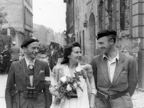 Miniatura: Bombardowanie przerwało ich ślub. „Radosna...