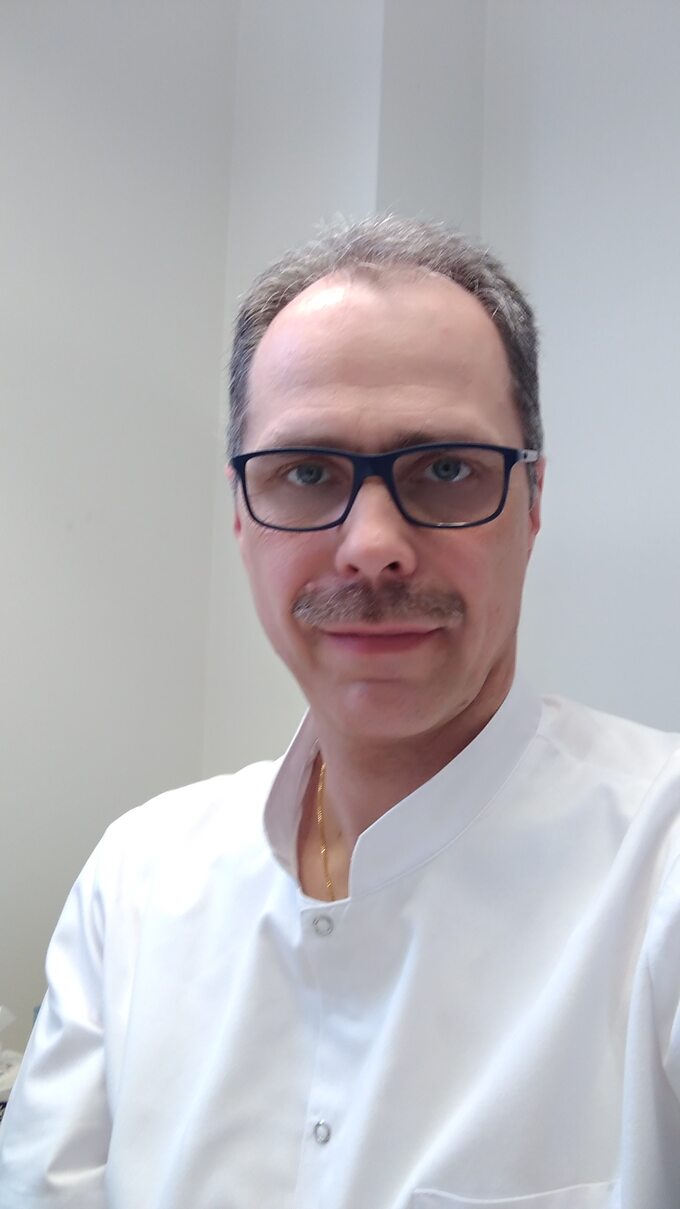 dr Paweł Wiśniewski, lekarz stomatolog, właściciel kliniki stomatologicznej Naturaldens® w Warszawie