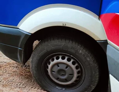 Miniatura: „Uzbrojone osoby w mundurach” spuściły...